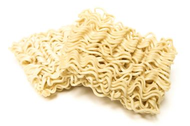 Ham Asya ramen anlık makarna pişmemiş beyaz arka plan üzerinde izole