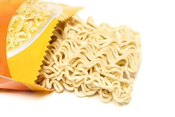 Råa Asiatiska Ramen Instant Noodle Okokt Isolerad Vit Bakgrund — Stockfoto