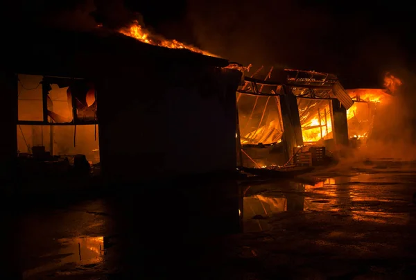 Garage Feu Avec Des Flammes Venant Pensé Toit — Photo