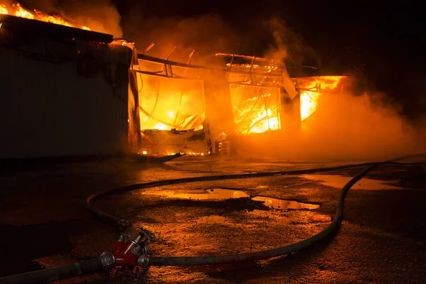 Garage Feu Avec Des Flammes Venant Pensé Toit — Photo