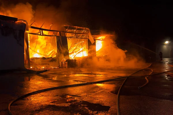 Garage Feu Avec Des Flammes Venant Pensé Toit — Photo