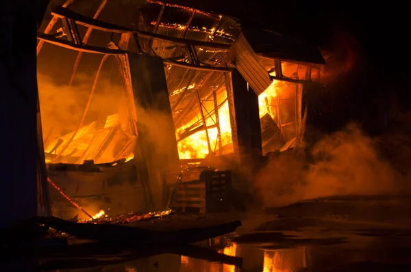 Garasje Brann Med Flammer Som Tenkte Taket – stockfoto