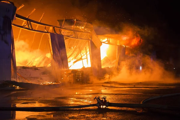 思考を来る炎屋根を火災のガレージ — ストック写真