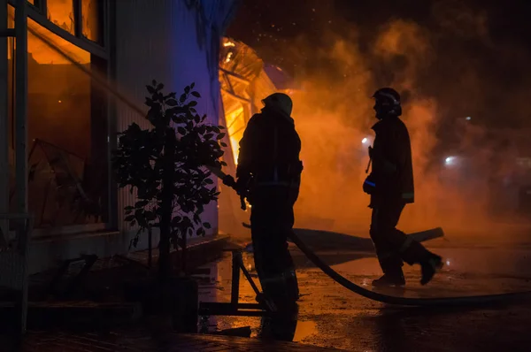 Garage Feu Avec Des Flammes Venant Pensé Toit — Photo