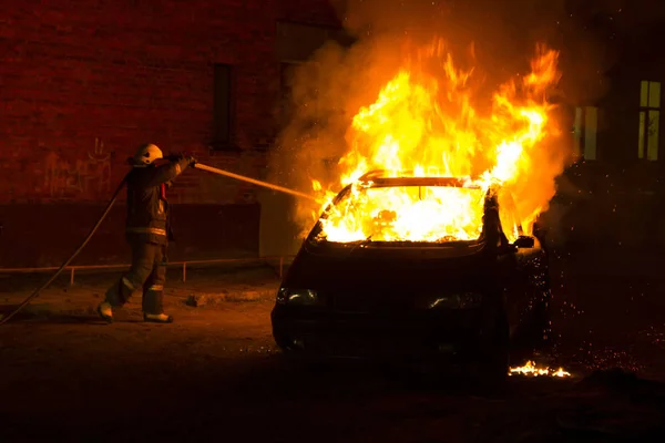 Gece yolda yanan araba