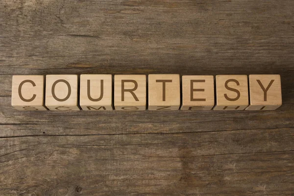 Tahta oyuncak küplere yazılmış nezaket kelimesi.