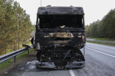 Yol kenarında Yakılan kamyonda