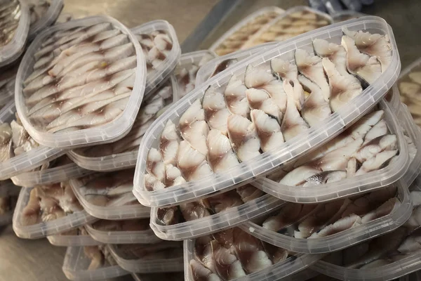 Recipientes Plástico Con Rodajas Filete Arenque Atlántico Escabeche Adobo Aceite —  Fotos de Stock