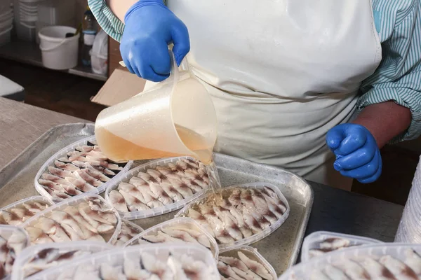 Recipientes Plástico Com Fatias Filé Arenque Atlântico Conserva Escabeche Óleo — Fotografia de Stock