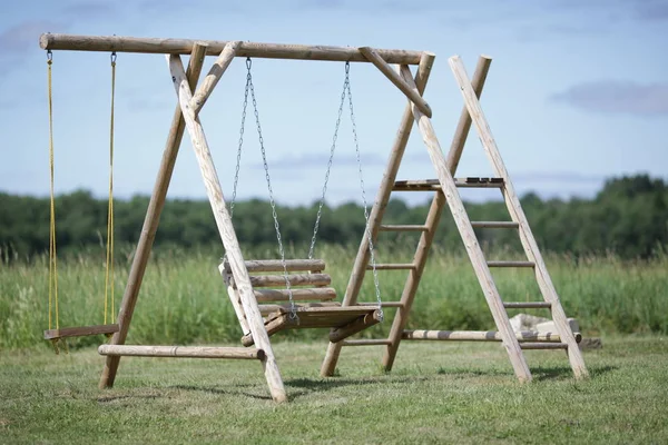 Altalena Legno Nel Giardino Verde Panchina — Foto Stock