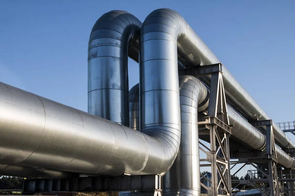 Yerüstü ısı boruları. Isıtma şehir için ısı iletken toprak üzerinde Boru Hattı