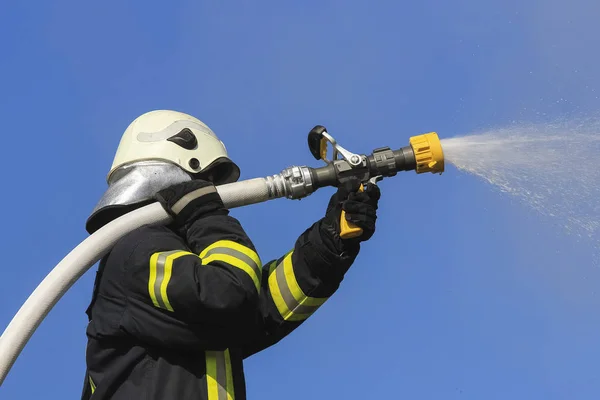 Πυροσβέστης Ψεκάζει Νερό Υψηλής Πίεσης Στη Φωτιά — Φωτογραφία Αρχείου