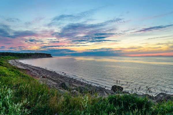 Zonsondergang in Northumberland Strait in de buurt van de Confederation Bridge-ma — Stockfoto