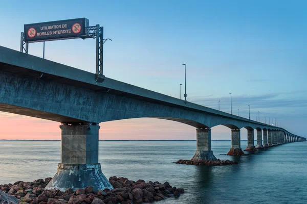 Ponte da Confederação que liga a Ilha do Príncipe Eduardo ao continente — Fotografia de Stock