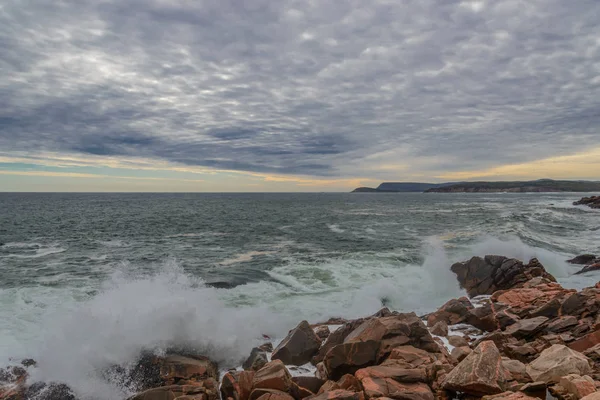 Costa del océano (Cabot Trail, Cape Breton, Nueva Escocia, Canadá ) — Foto de Stock