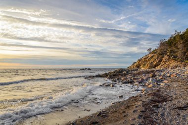 Okyanus kıyısında (Cabot Trail, Cape Breton, Nova Scotia, Kanada)
