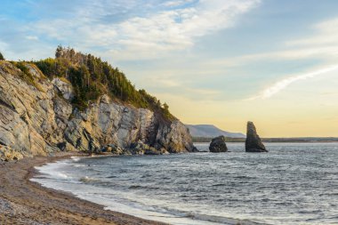 Okyanus kıyısında (Cabot Trail, Cape Breton, Nova Scotia, Kanada)