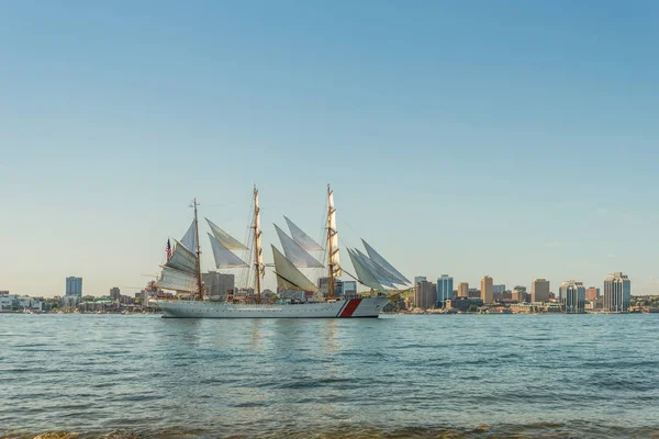 Navio alto no porto com horizonte do centro de Halifax — Fotografia de Stock