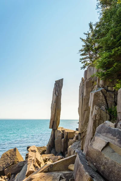 Balancierender Felsen auf langer Insel — Stockfoto