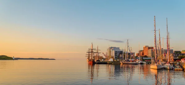 Panoramisch uitzicht van Halifax in de vroege ochtend — Stockfoto