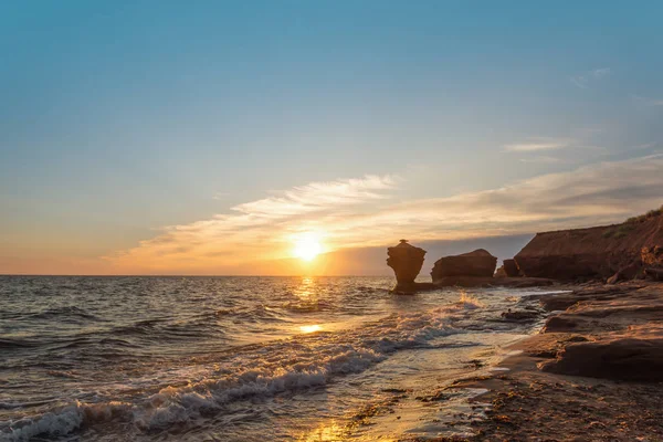 Meeresküste bei Sonnenaufgang — Stockfoto