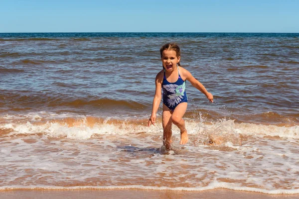 Little girl playing on the Cavendish beach — Stock Photo, Image