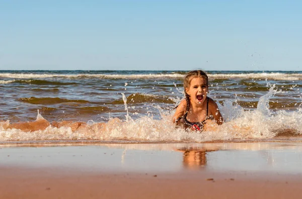 Little girl playing on the Brackley beach — Stock Photo, Image