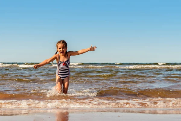 Little girl playing on the Brackley beach — Stock Photo, Image