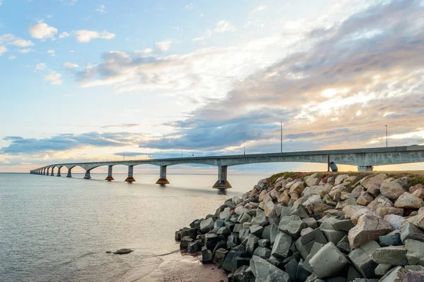 Ponte da Confederação que liga a Ilha do Príncipe Eduardo ao continente — Fotografia de Stock