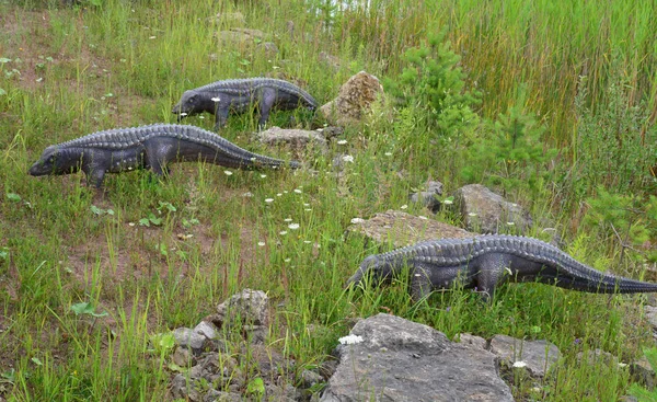 Les trois reconstructions de reptiles mésozoïques et d'amphibiens — Photo