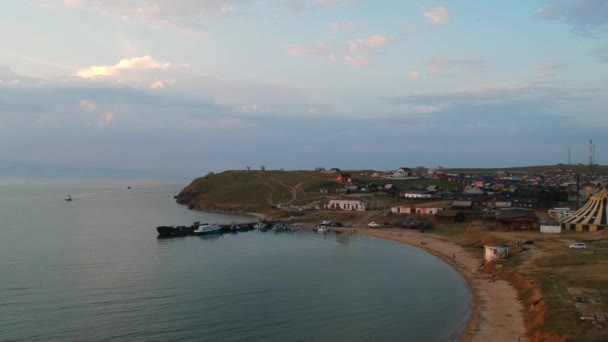 Baikalsee, Insel Olchon. Videodreh. Die Drohne fliegt über den See. Blick auf das Dorf und die Dächer der Häuser. — Stockvideo
