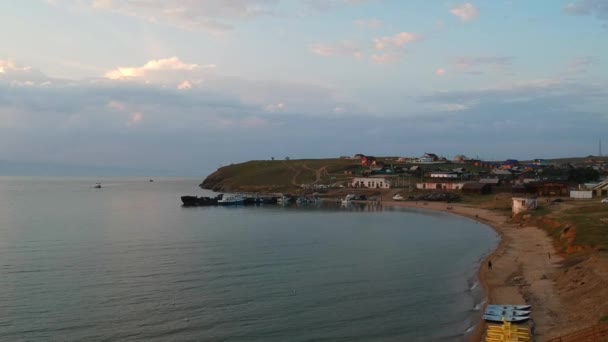 Lago Baikal, Isla Olkhon. Grabación de vídeo aéreo. El dron desciende. Vista del pueblo en la costa . — Vídeo de stock