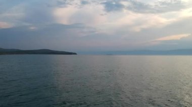 Drone yavaş yavaş suyun yüzeyinde uçuyor. Baykal Gölü, Rusya Federasyonu 'nun doğası. Hava Görüntüsü.