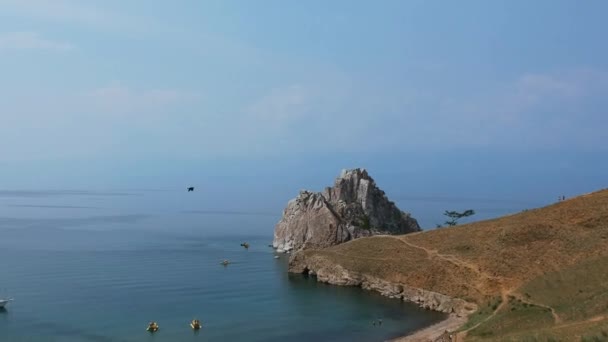 バイカル湖、シャマンカ岩の美しい空中ビュー. — ストック動画