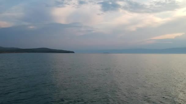 El dron vuela gradualmente sobre la superficie del agua. Lago Baikal, naturaleza de la Federación Rusa. Vídeo aéreo filmado . — Vídeo de stock