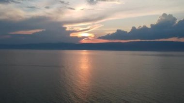 Drone yavaş yavaş su yüzeyinin üzerinde uçar. Baykal Gölü, Rusya Federasyonu 'nun doğası. Hava Görüntüsü.