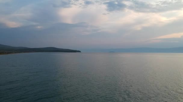 El dron vuela gradualmente por la superficie del agua. Lago Baikal, naturaleza de la Federación Rusa. Vídeo aéreo filmado . — Vídeo de stock