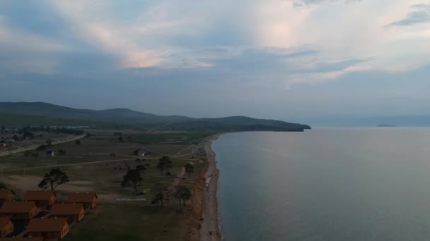 De drone vliegt geleidelijk over het wateroppervlak. Het Baikalmeer, de natuur van de Russische Federatie. Luchtfoto 's gemaakt. — Stockvideo