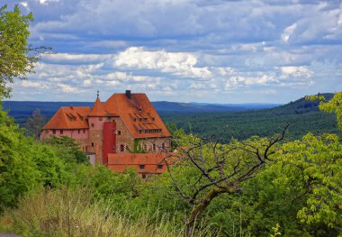Antik bir şatonun üzerindeki bulutlarla güzel bir gökyüzü
