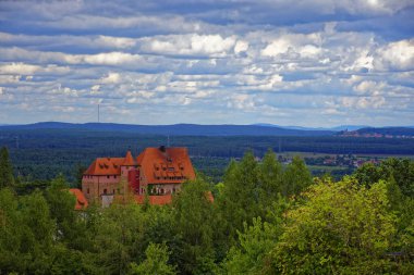 Antik bir şatonun üzerindeki bulutlarla güzel bir gökyüzü