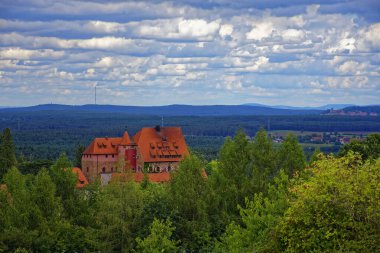 Antik bir şatonun üzerindeki bulutlarla güzel bir gökyüzü