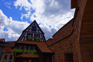 Antik bir şatonun üzerindeki bulutlarla güzel bir gökyüzü