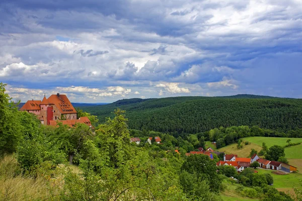 Gyönyörű Felhőkkel Egy Ősi Vár Felett — Stock Fotó