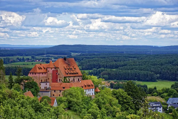 Gyönyörű Felhőkkel Egy Ősi Vár Felett — Stock Fotó