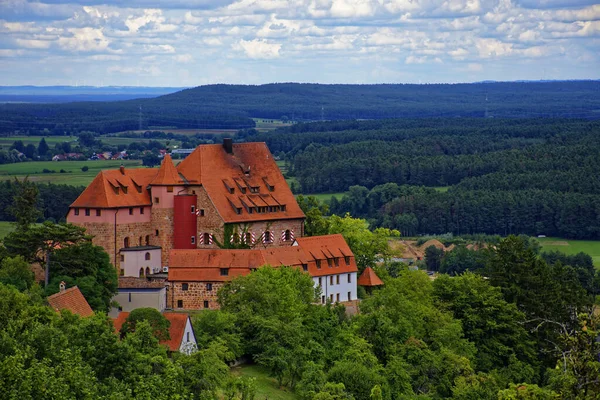 Gyönyörű Felhőkkel Egy Ősi Vár Felett — Stock Fotó