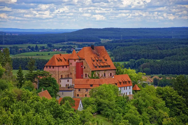 Gyönyörű Felhőkkel Egy Ősi Vár Felett — Stock Fotó