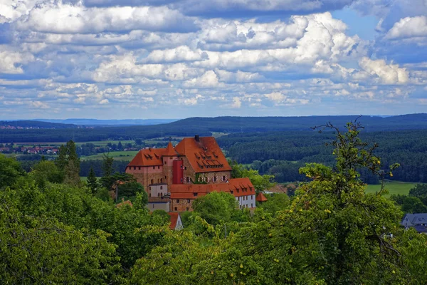 Krásná Obloha Mraky Nad Starobylým Hradem — Stock fotografie