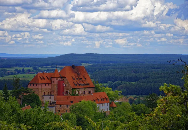 Gyönyörű Felhőkkel Egy Ősi Vár Felett — Stock Fotó