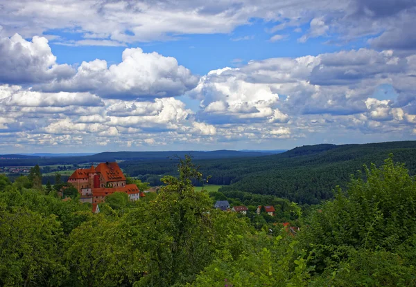Schöner Himmel Mit Wolken Über Einer Alten Burg — Stockfoto