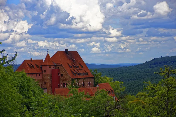 Céu Bonito Com Nuvens Sobre Castelo Antigo — Fotografia de Stock